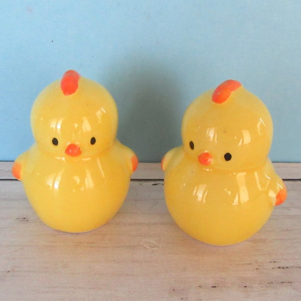 Vintage yellow ceramic baby chicks salt & pepper shakers - country kitchen decor